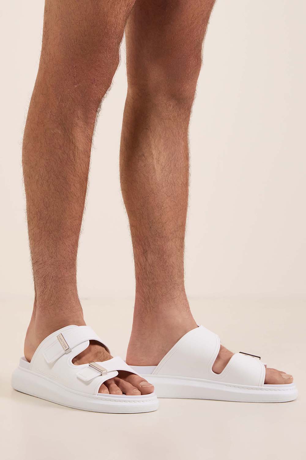 תמונת כל הלוק של כפכפי סליידס גומי